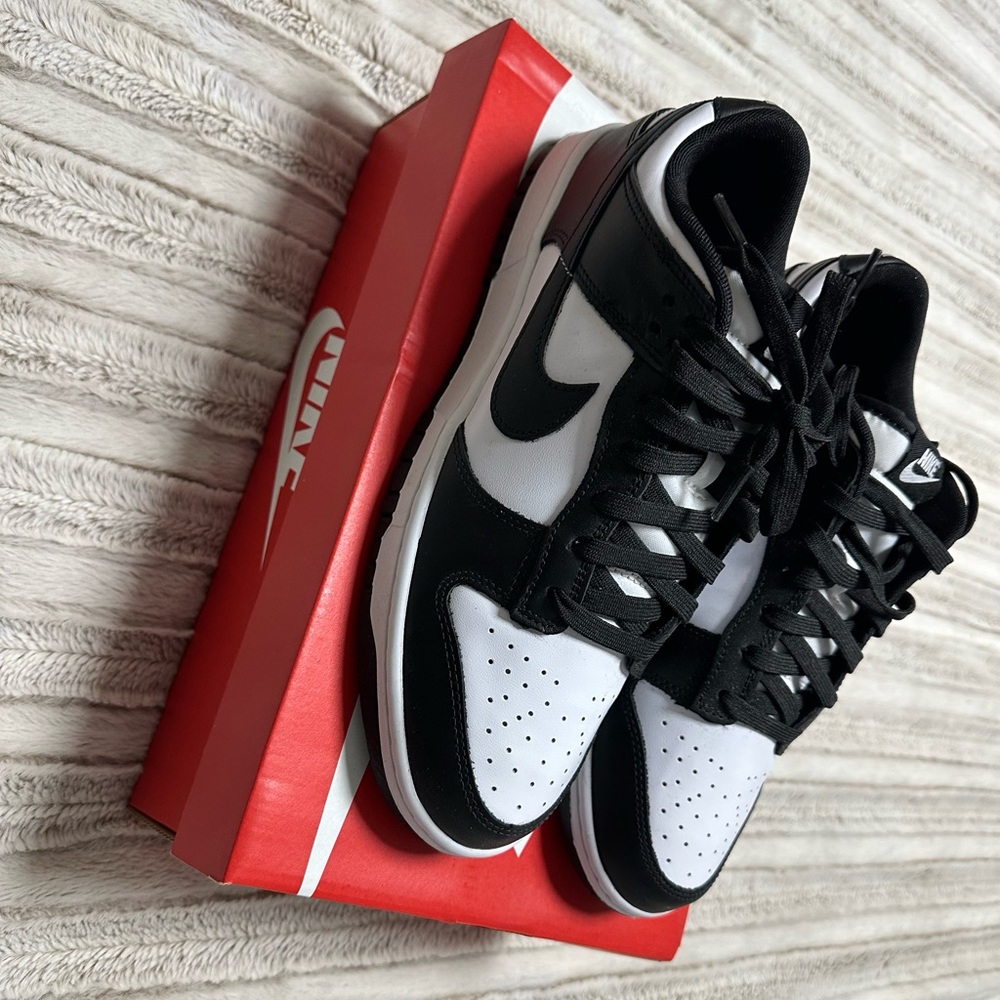 Nike dunk. Panda low.